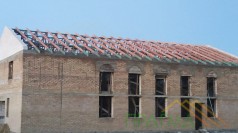 Крыша из деревянных ферм на общественном здании