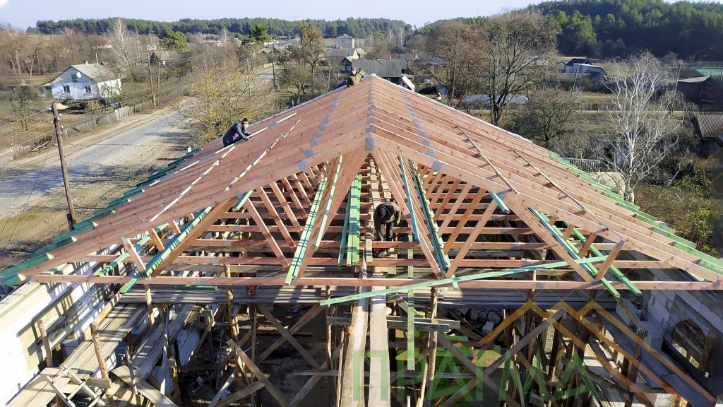 Roof of wooden trusses on a public building