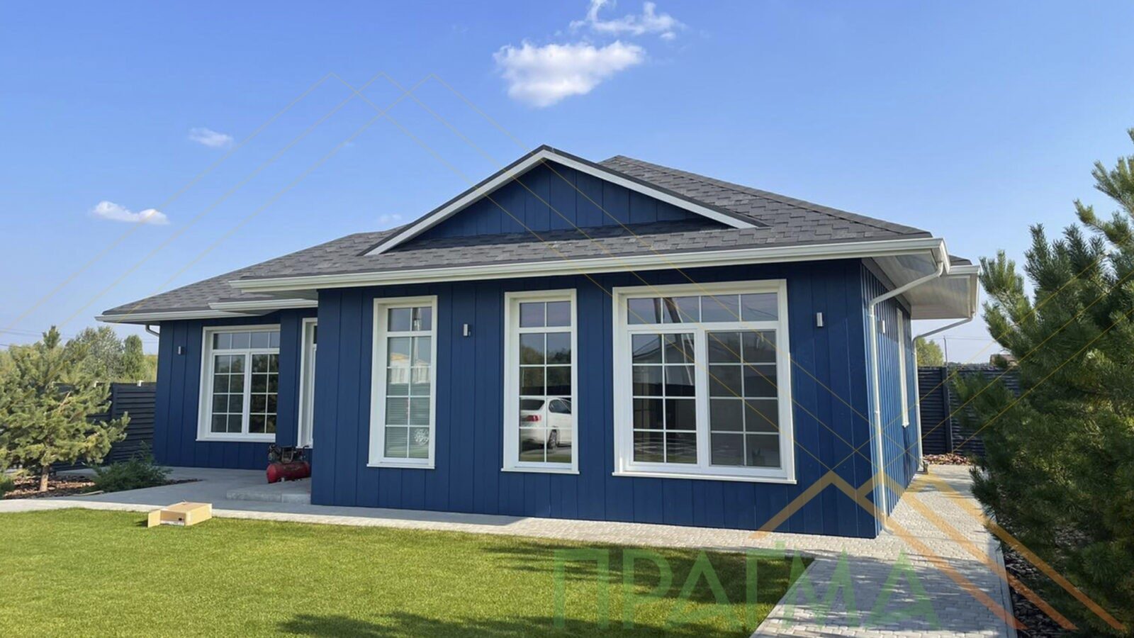 Синий домик с вальмовой крышей