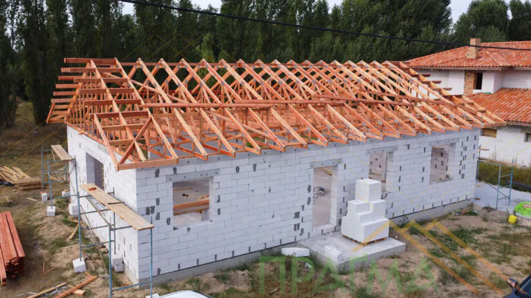Дерев'яні ферми на газоблочній стіні